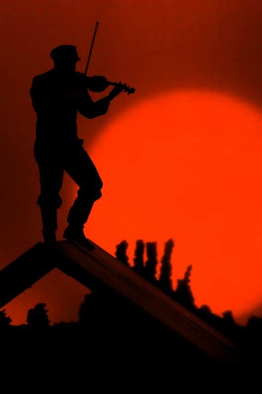 Anatevka, Fidler on the Roof vioolspeler op een dak
