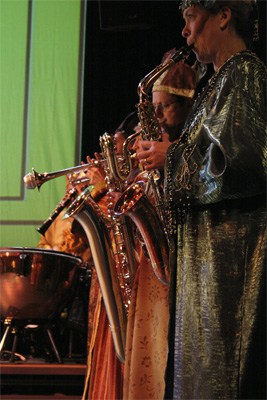saxofoons en een trompet met demper