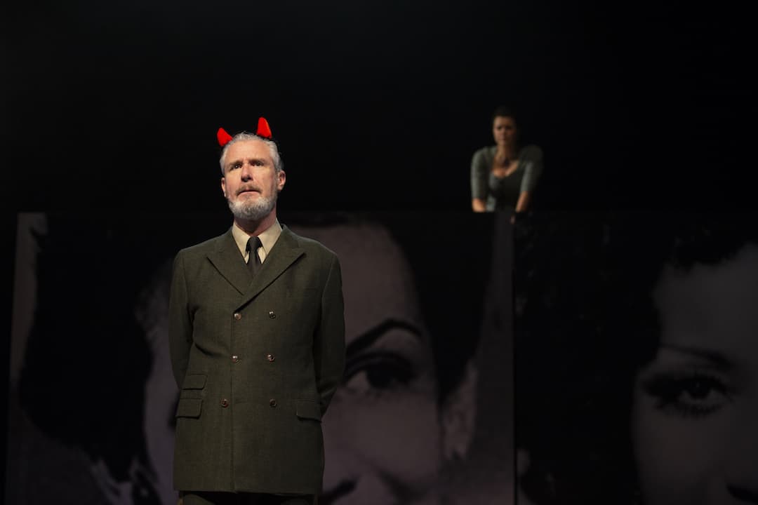Susan Visser, Eric Corton als Fidel Castro met duivelshoorns